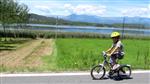 in bici al lago di Candia